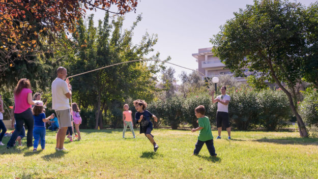 Depositphotos_93120696_l-2015-1 juegos al aire libre para niños