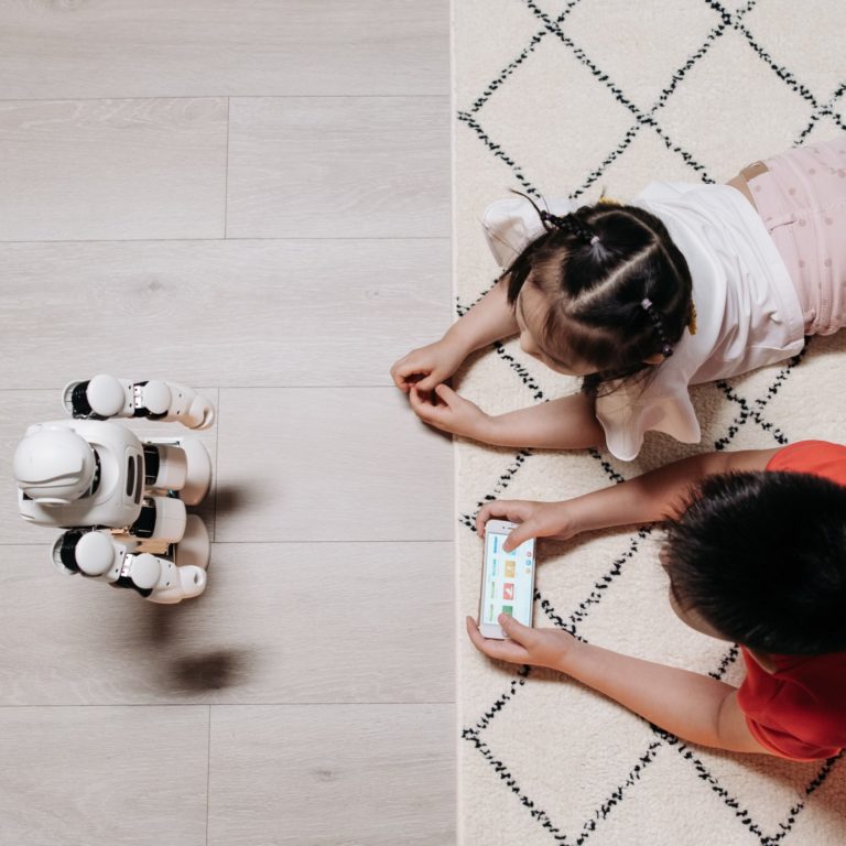 barn som leker med robot