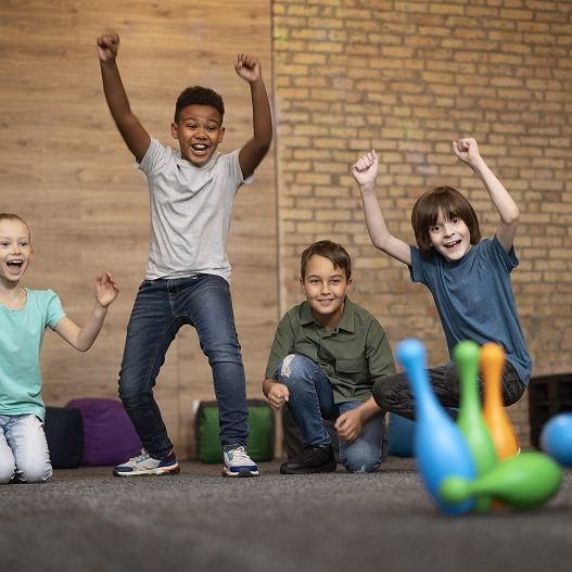 bambini che giocano al coperto