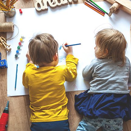 儿童室内冬季活动。