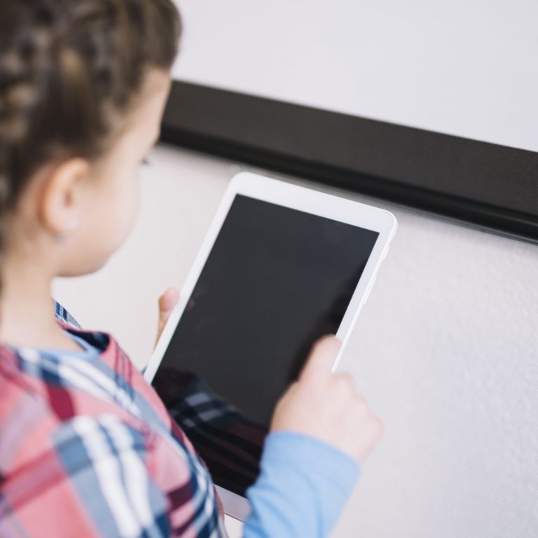 拿着平板电脑或 ipad 盯着它看的小女孩