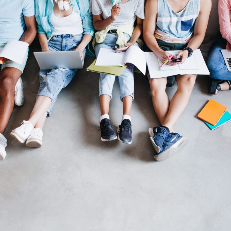 høyskolestudenter som studerer