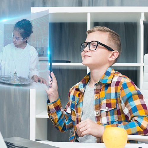 person-arbeider-med-flytende-skjermer